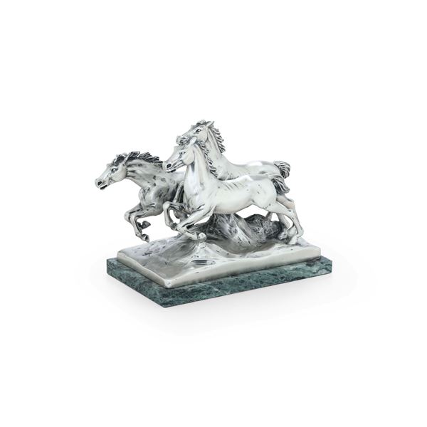 Cavalli. Italia, XX-XXI secolo. Firma Ottaviani, scultura rivestita in argento su base in marmo