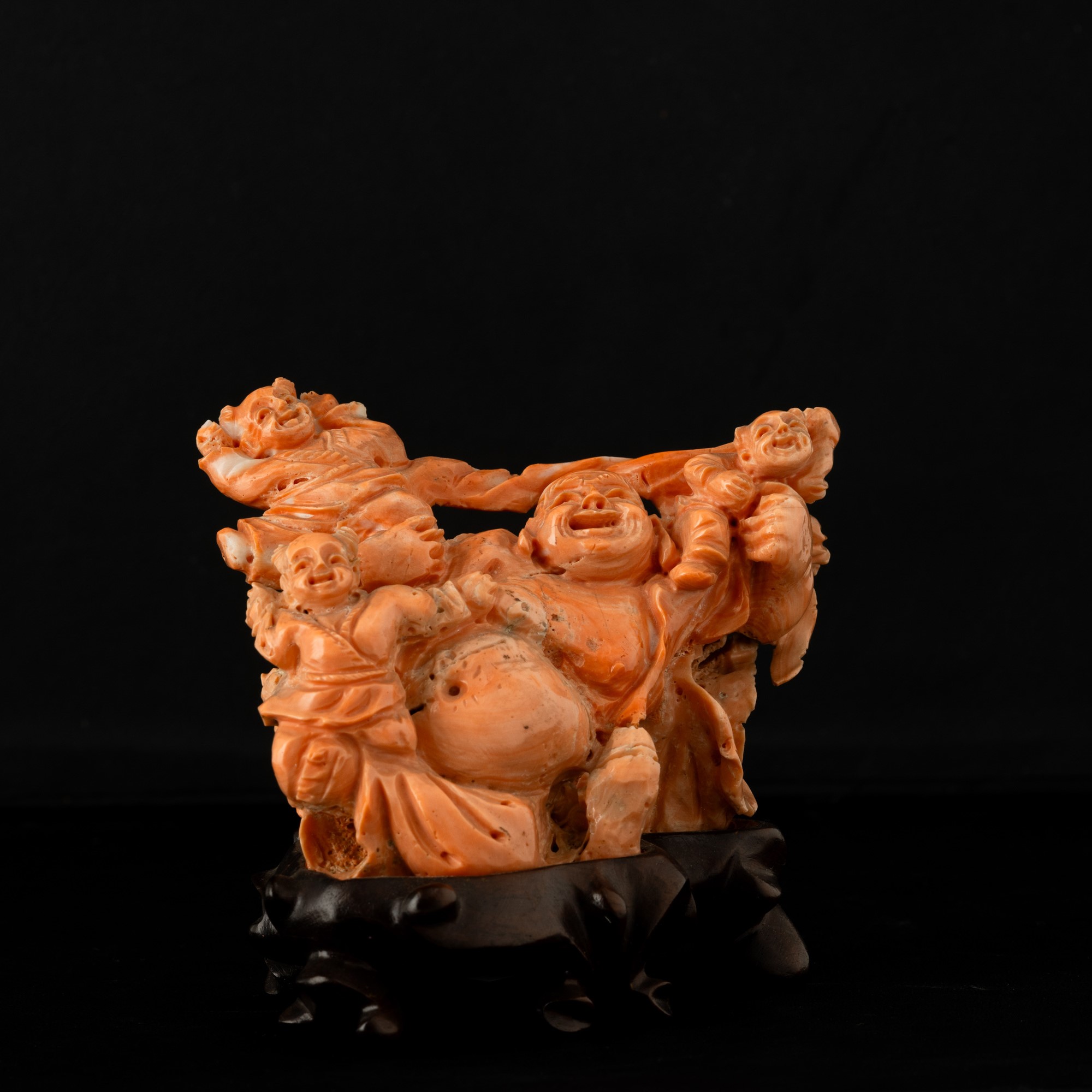 Cina, Figura di Budai con bambini, scultura in corallo, Dinastia Qing, XIX secolo
