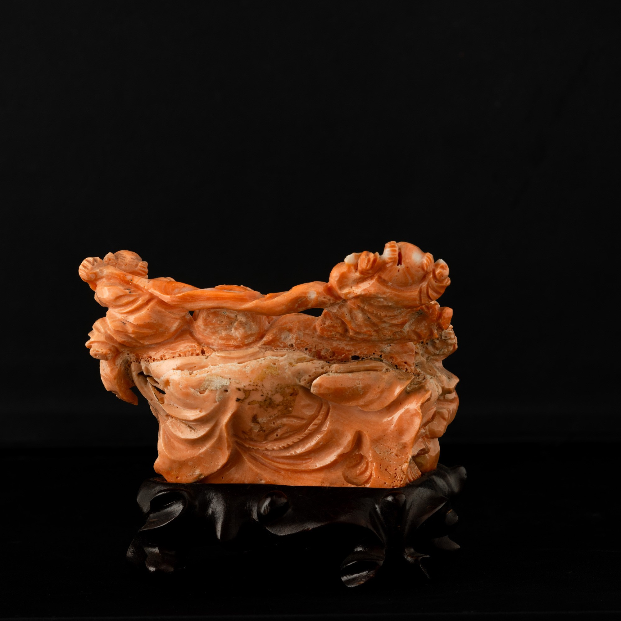 Cina, Figura di Budai con bambini, scultura in corallo, Dinastia Qing, XIX secolo