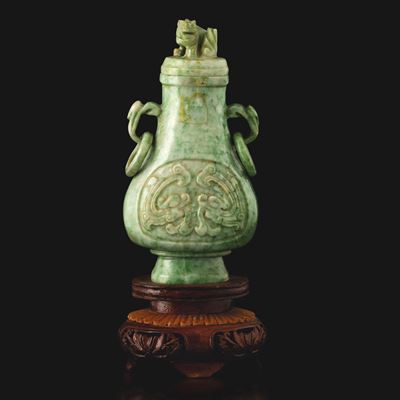 Cina, Vaso in giadeite verde mela con decori a rilievo e presa del coperchio a foggia di cane di ...
