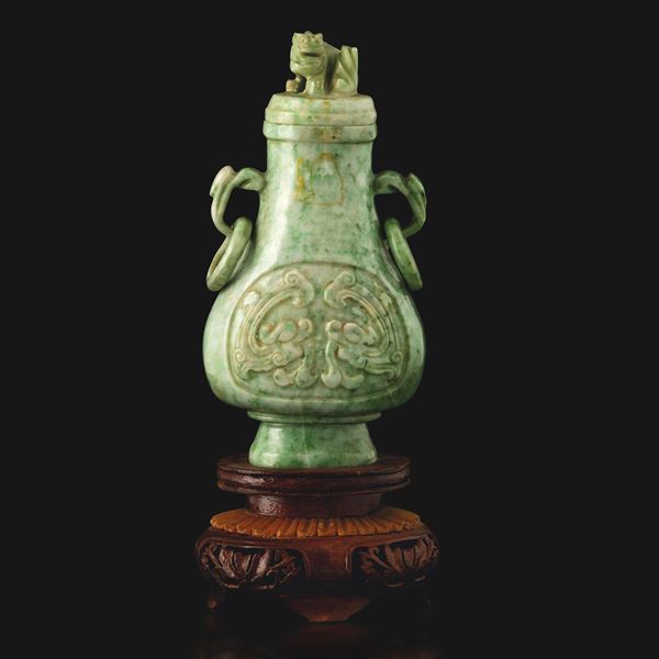 Vaso in giadeite verde mela biansato con decori a rilievo e presa del coperchio a foggia di Cane di Pho in stile arcaico, Cina, Dinastia Qing, XIX secolo