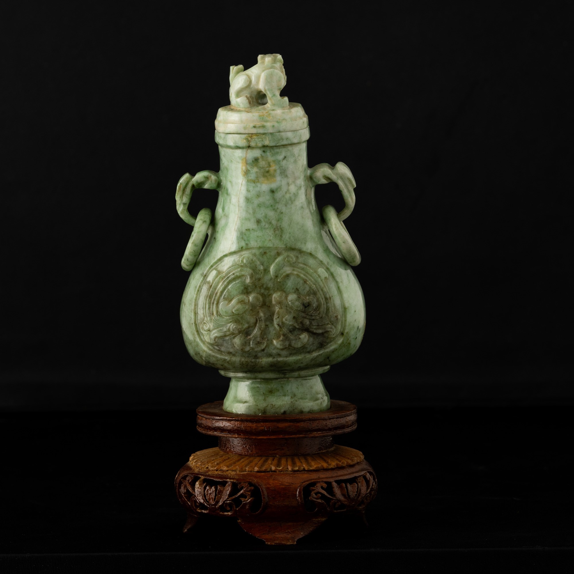 Cina, Vaso in giadeite verde mela con decori a rilievo e presa del coperchio a foggia di cane di ...