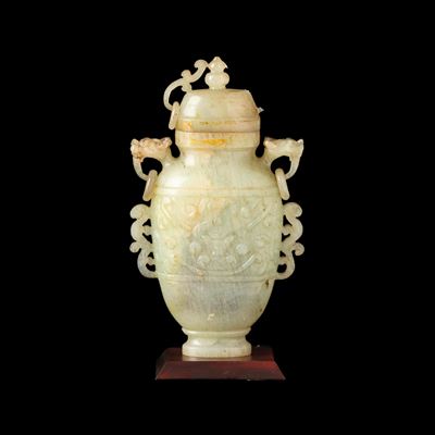 Cina, Vaso con coperchio in giada in stile arcaico con decori vegetali e anse a guisa di animali ...