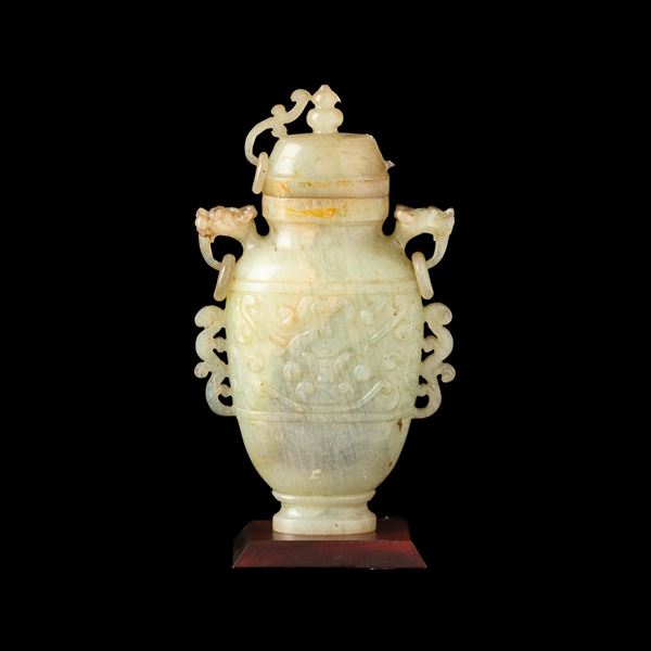 Vaso con coperchio in giada in stile arcaico con decori vegetali e anse a guisa di animali fantastici, Cina, Dinastia Qing, XIX secolo