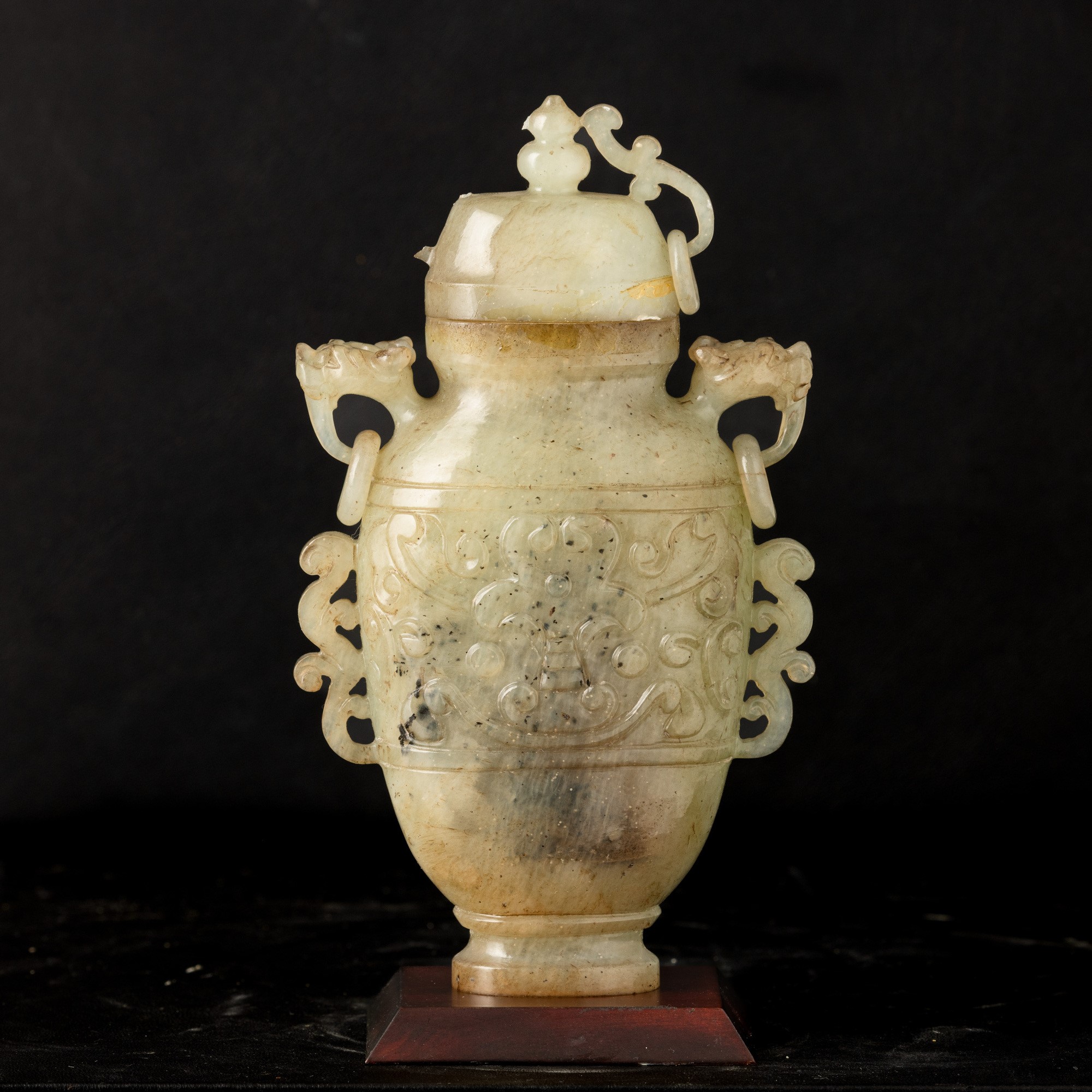 Cina, Vaso con coperchio in giada in stile arcaico con decori vegetali e anse a guisa di animali ...