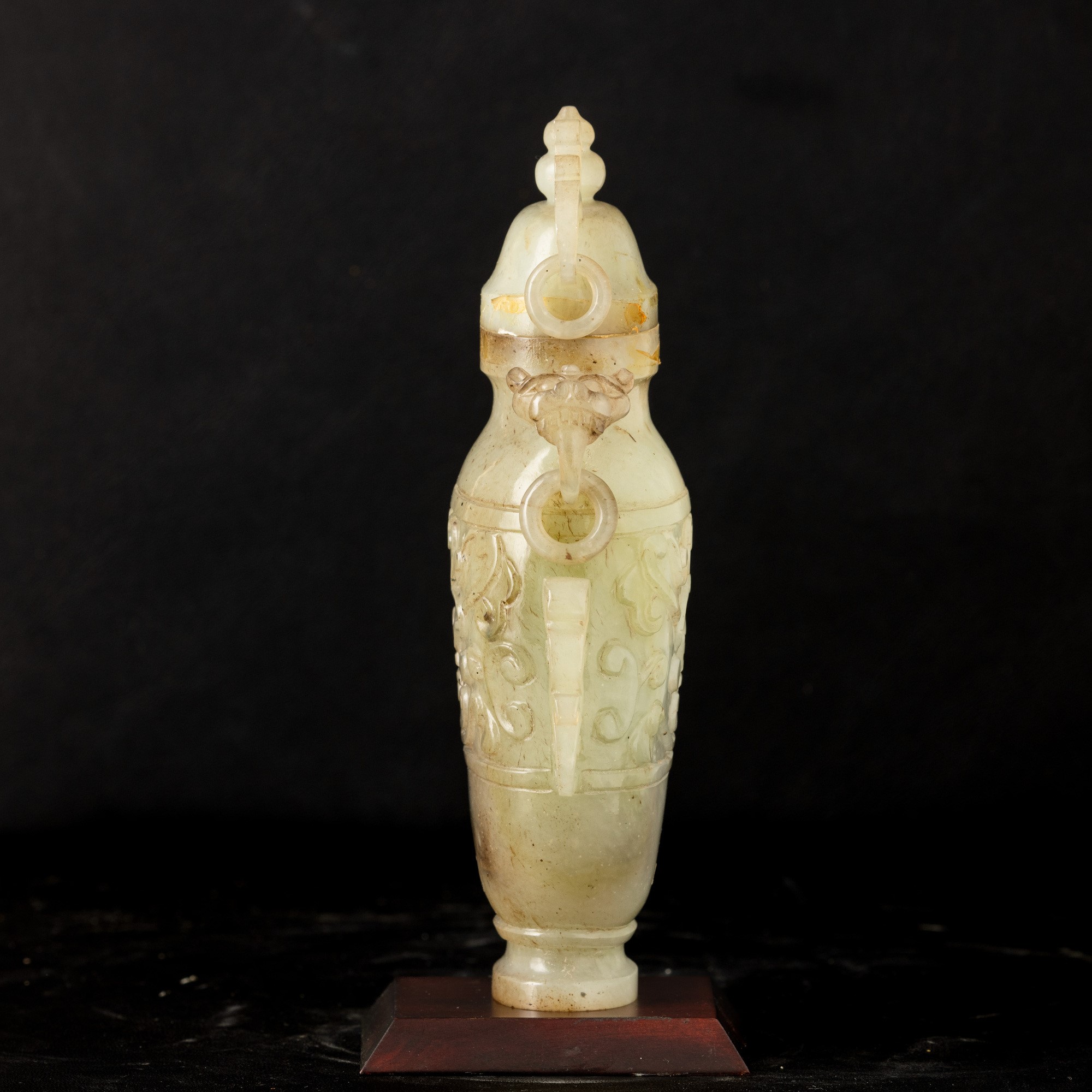 Cina, Vaso con coperchio in giada in stile arcaico con decori vegetali e anse a guisa di animali ...
