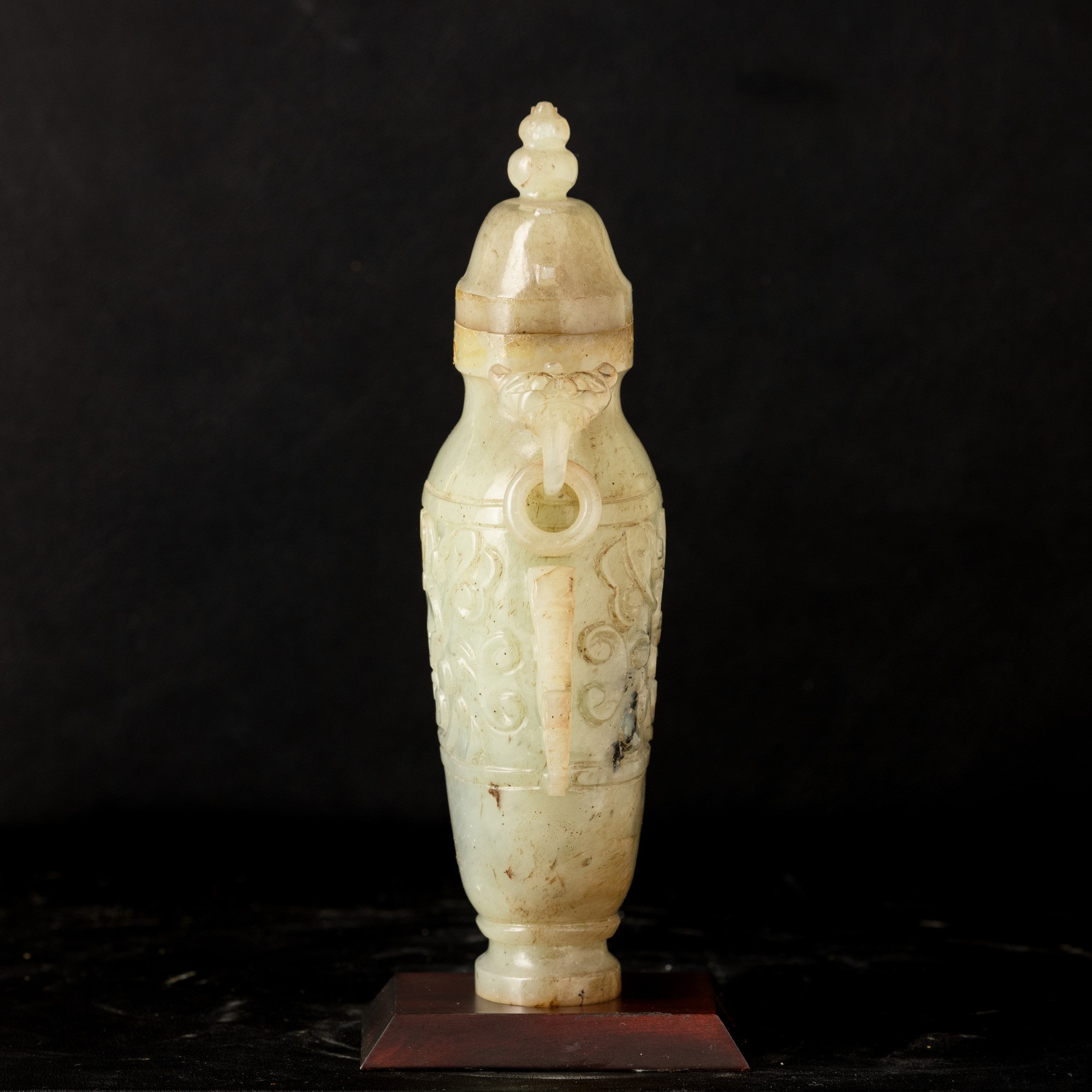 Cina, Vaso con coperchio in giada in stile arcaico con decori vegetali e anse a guisa di animali ...