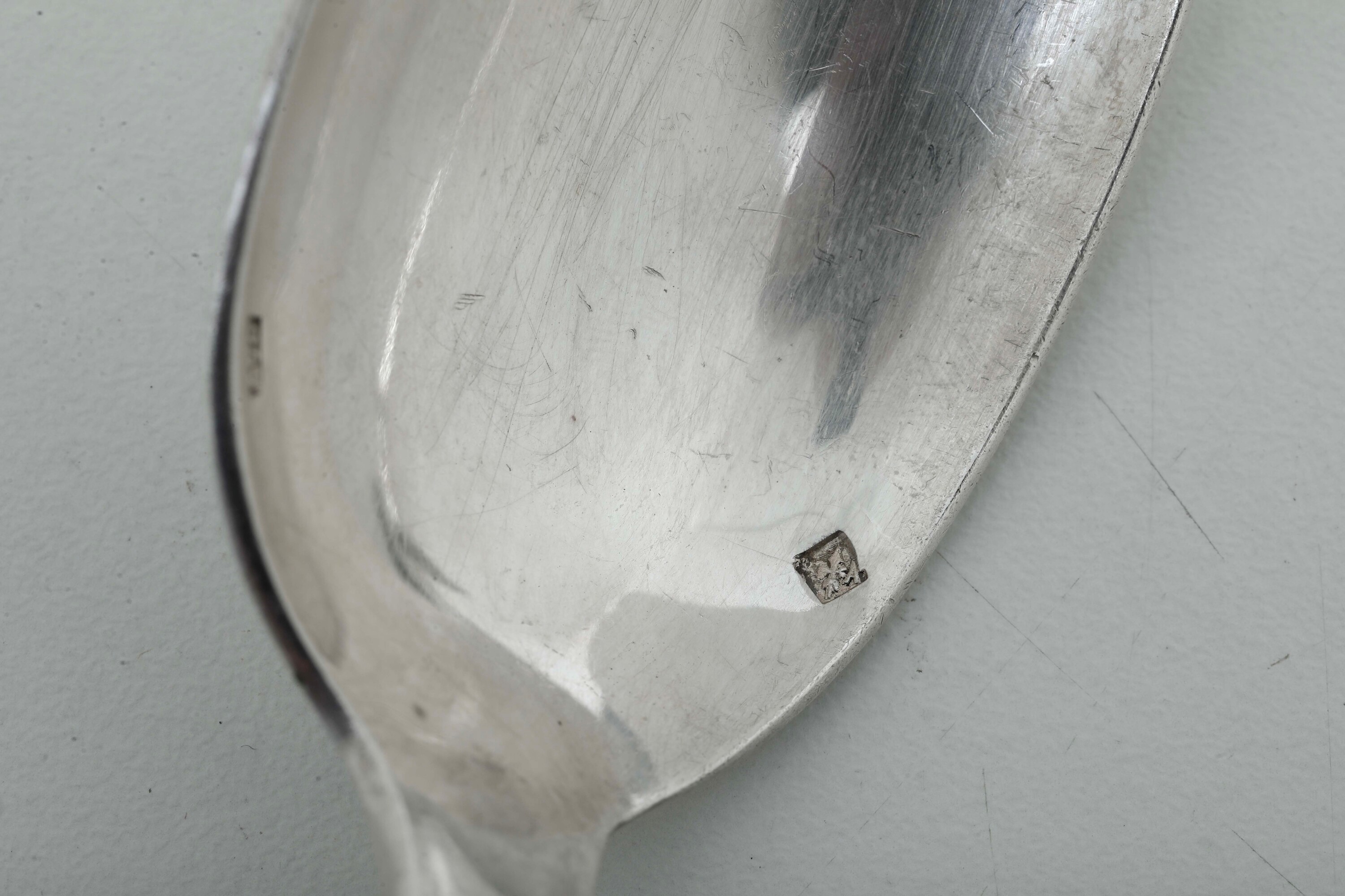 Undici cucchiai da tavola, argento fuso e sagomato (Russia, XIX-XX secolo)