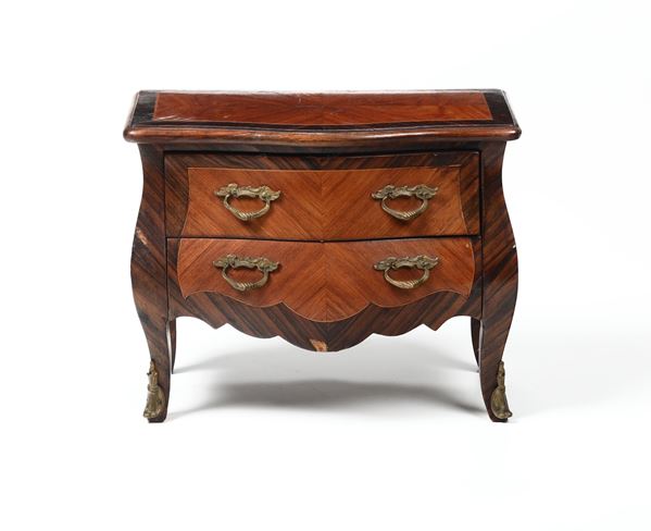 Modellino di comò Luigi XV a due cassetti lastronato e filettato, XVIII secolo