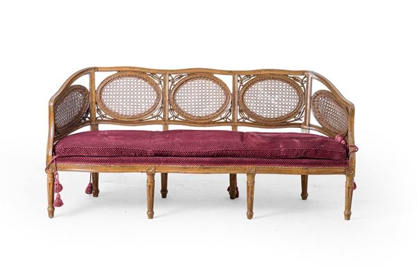 Divano in legno di noce e cannetè, XIX secolo