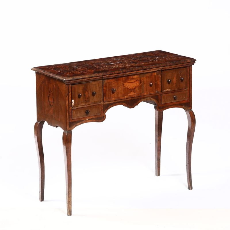 Piccola scrivania lastronata ed intarsiata, XVIII secolo  - Asta Occasioni d'Antiquariato - Cambi Casa d'Aste