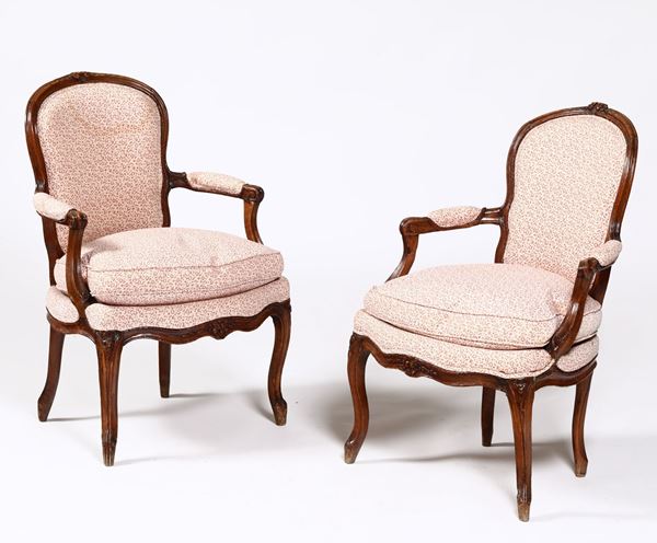 Coppia di poltrone Luigi XV in legno intagliato, XVIII secolo