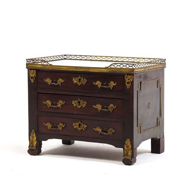 Modellino di comò a tre cassetti, XIX secolo con applicazioni in bronzo dorato e piano in marmo b...