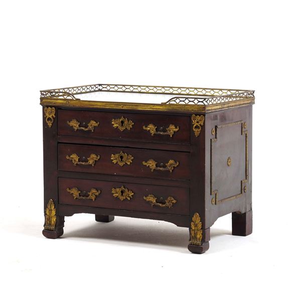 Modellino di comò a tre cassetti. XIX secolo