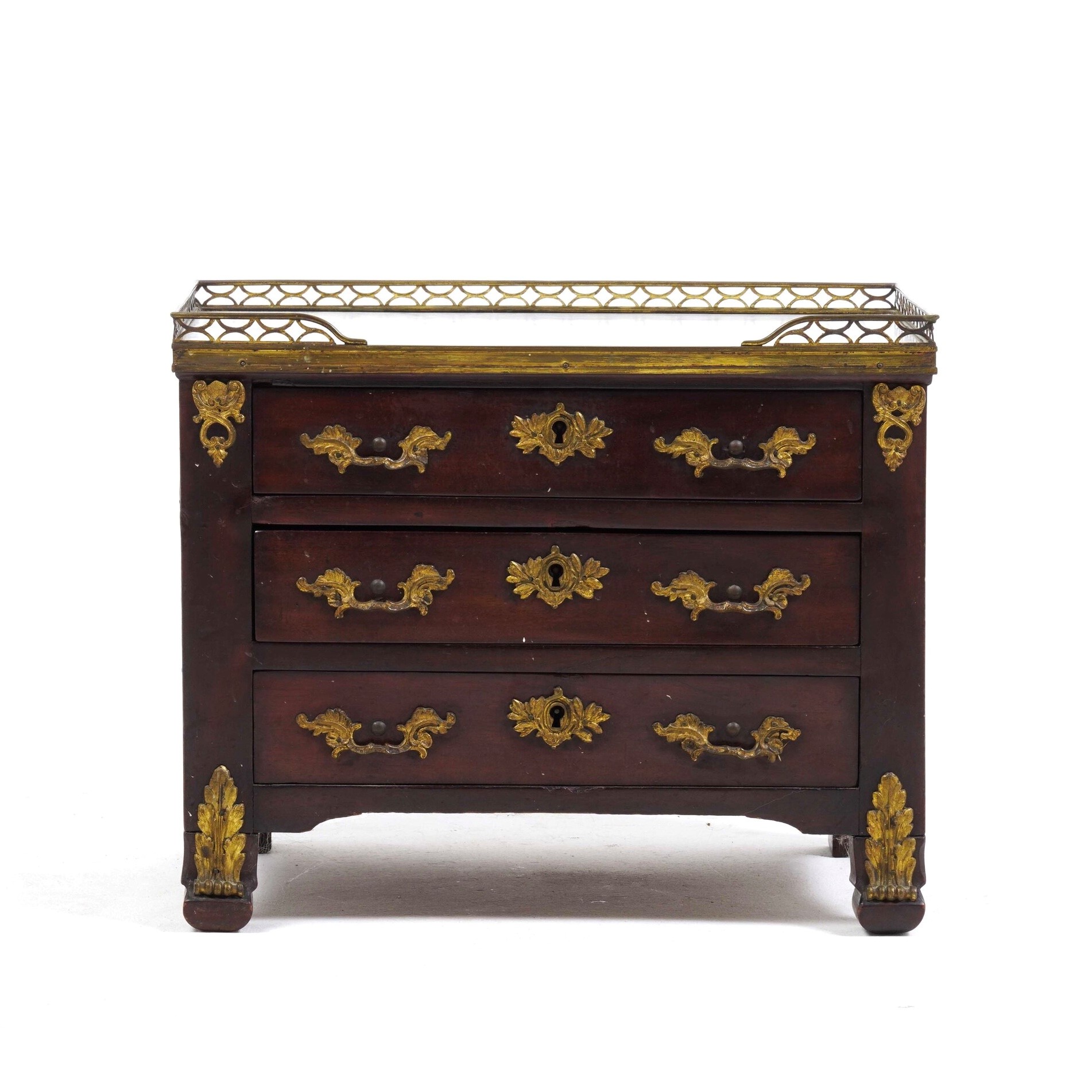 Modellino di comò a tre cassetti, XIX secolo con applicazioni in bronzo dorato e piano in marmo b...