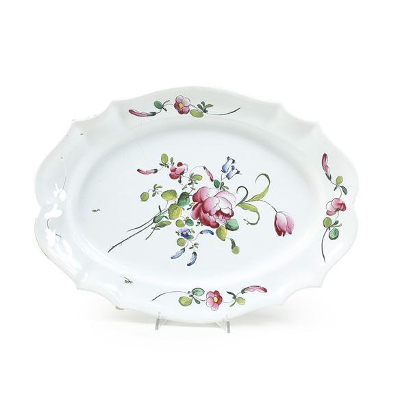 Grande piatto ovale. Francia dell’est, seconda metà del XVIII secolo.