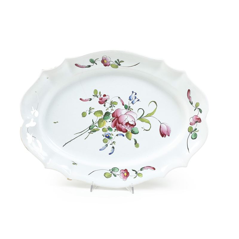 Grande piatto ovale. Francia dell’est, seconda metà del XVIII secolo.  - Asta Maioliche e Porcellane - Cambi Casa d'Aste