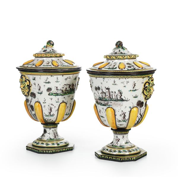 Coppia di vasi con coperchio. Liguria, probabilmente Albisola, XX secolo.