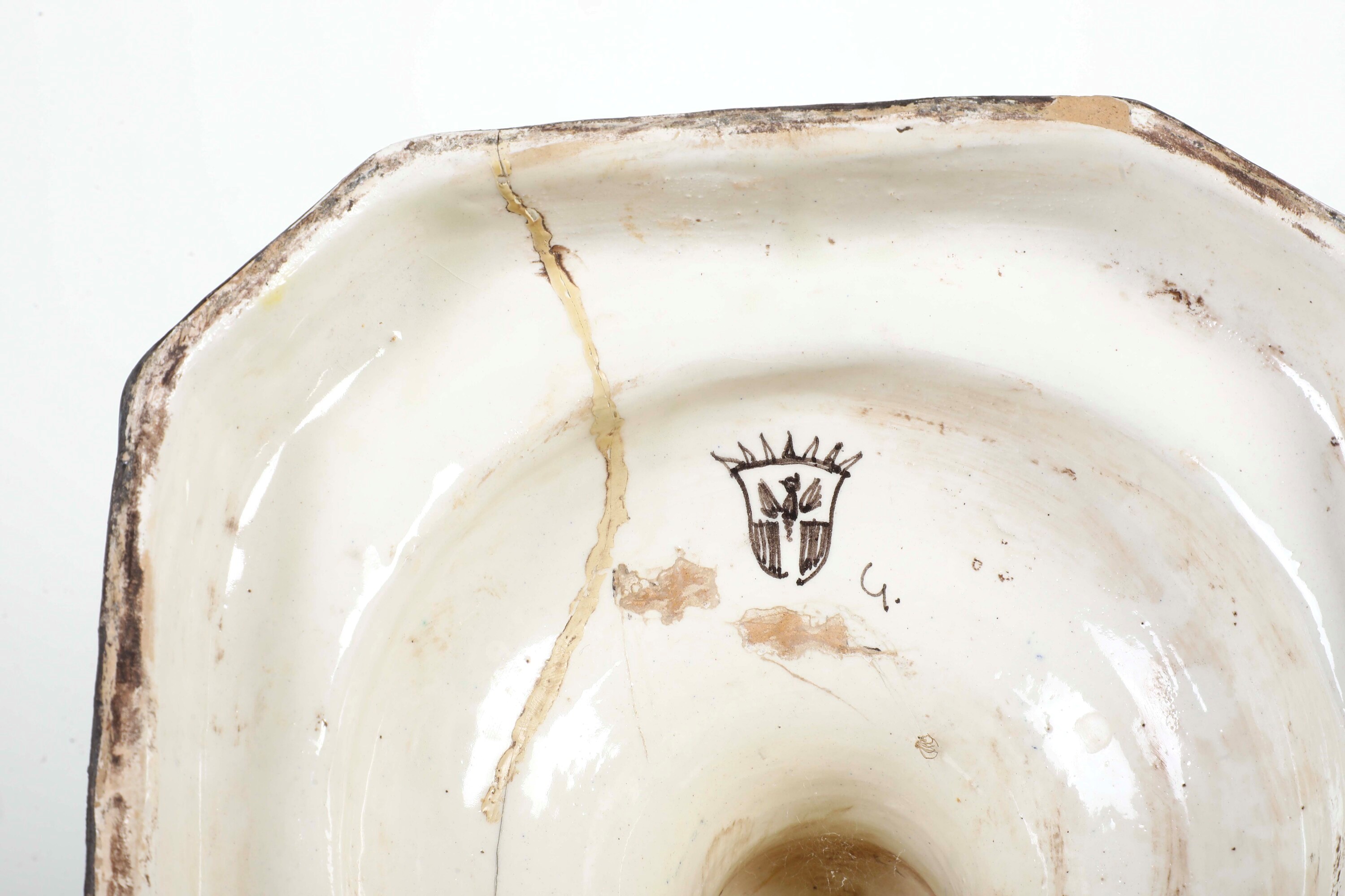 Coppia di vasi con coperchio. Liguria, probabilmente Albisola, XX secolo.