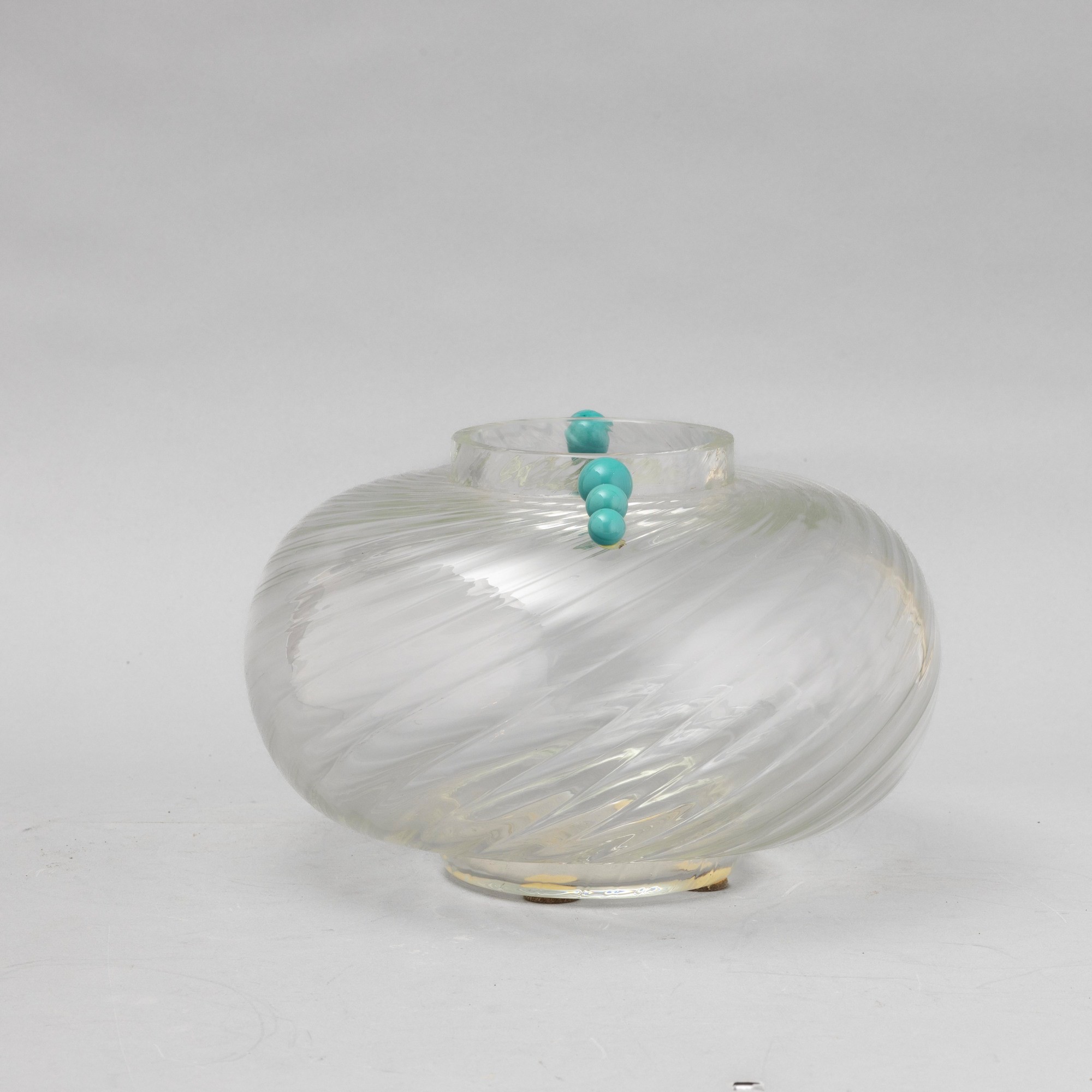 Francia o Italia, XX secolo, vaso in cristallo spiralato con sfere in vetro turchese applicate