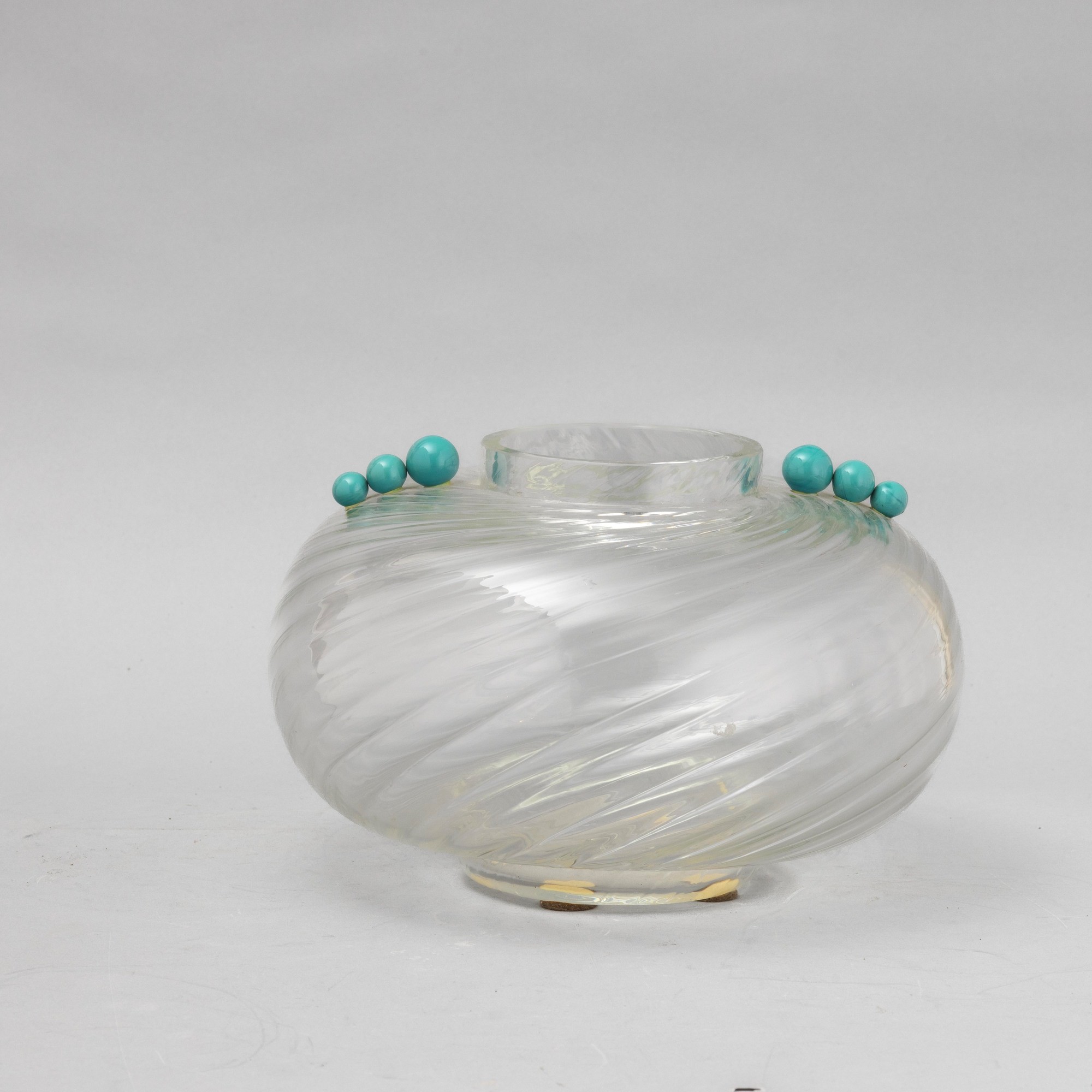 Francia o Italia, XX secolo, vaso in cristallo spiralato con sfere in vetro turchese applicate