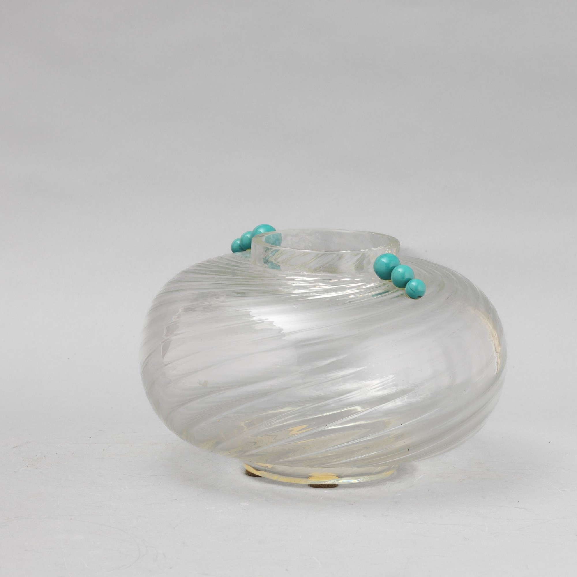 Francia o Italia, XX secolo, vaso in cristallo spiralato con sfere in vetro turchese applicate