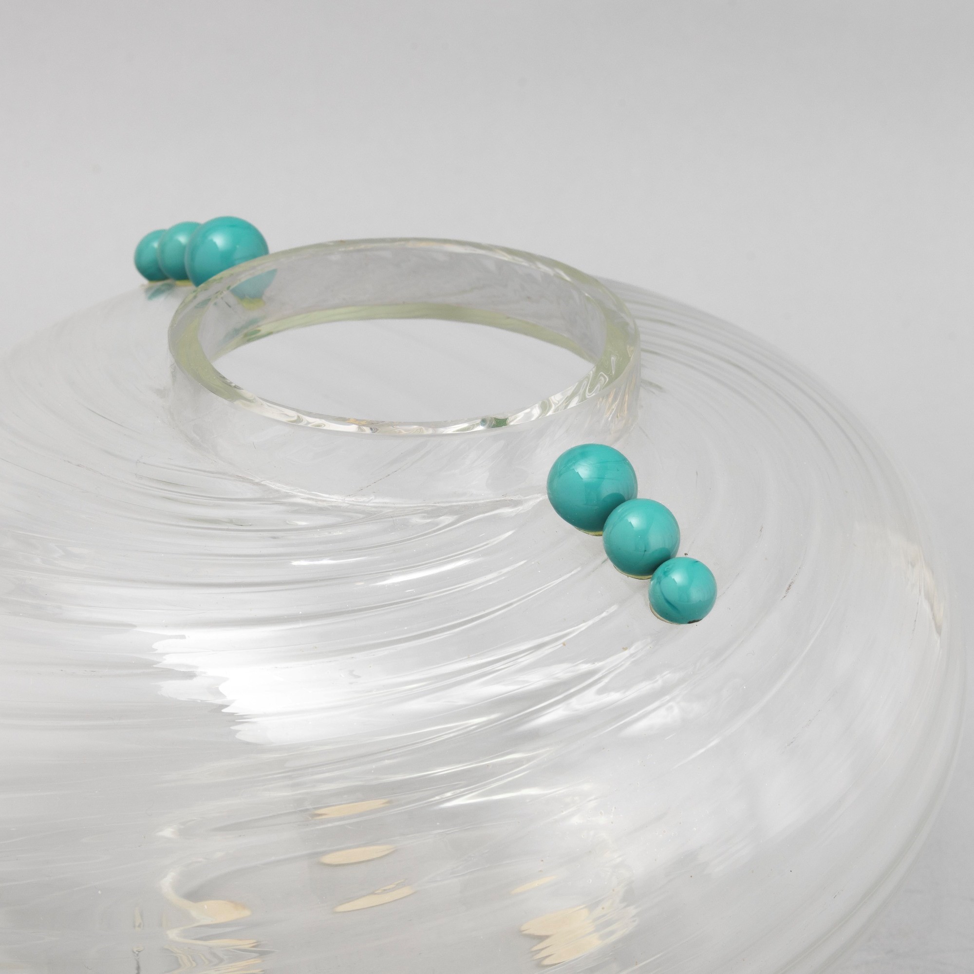 Francia o Italia, XX secolo, vaso in cristallo spiralato con sfere in vetro turchese applicate