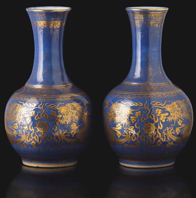 Cina (Dinastia Qing, periodo Guangxu), Coppia di vasi a bottiglia in porcellana con decoro in oro...
