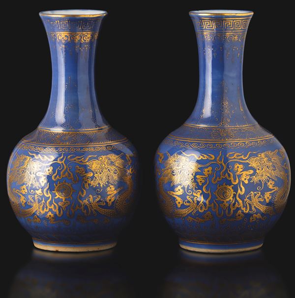 Coppia di vasi a bottiglia in porcellana con decoro oro leiwen su sfondo blu puodrè raffigurante drago, Cina, Dinastia Qing, marchio e del periodo Guangxu (1875-1908)