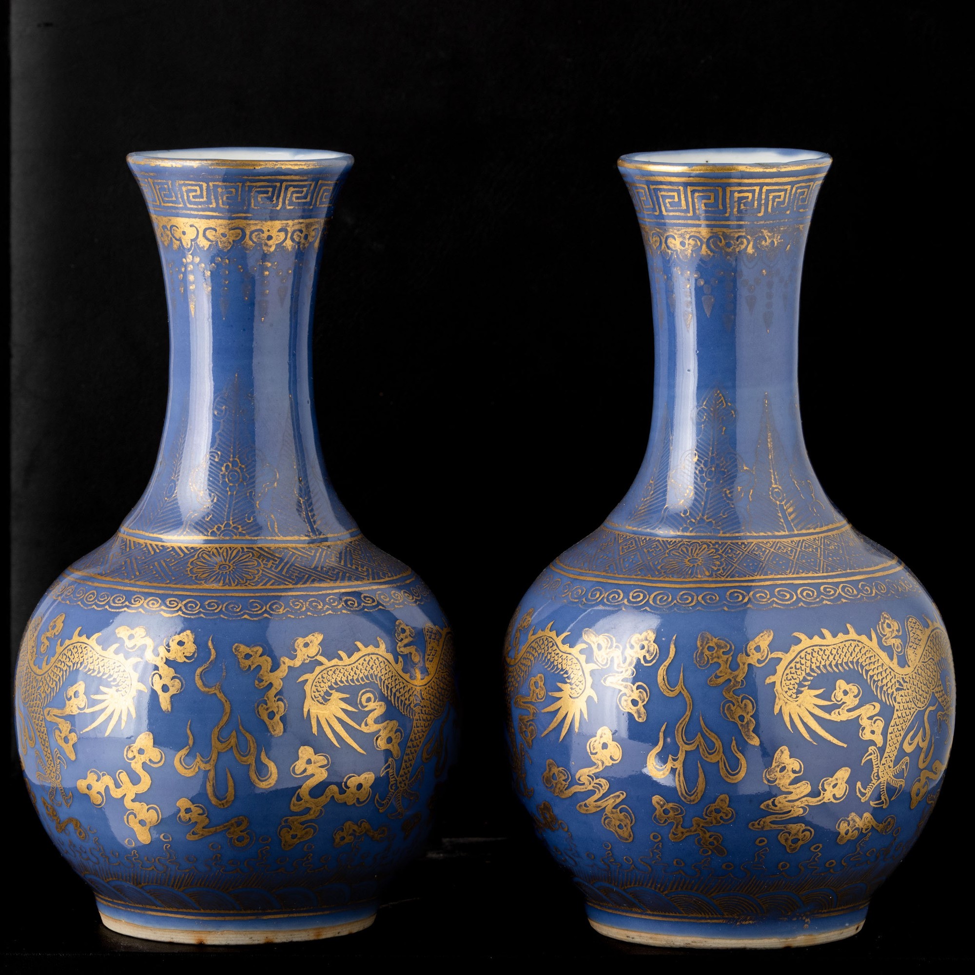 Cina (Dinastia Qing, periodo Guangxu), Coppia di vasi a bottiglia in porcellana con decoro in oro...
