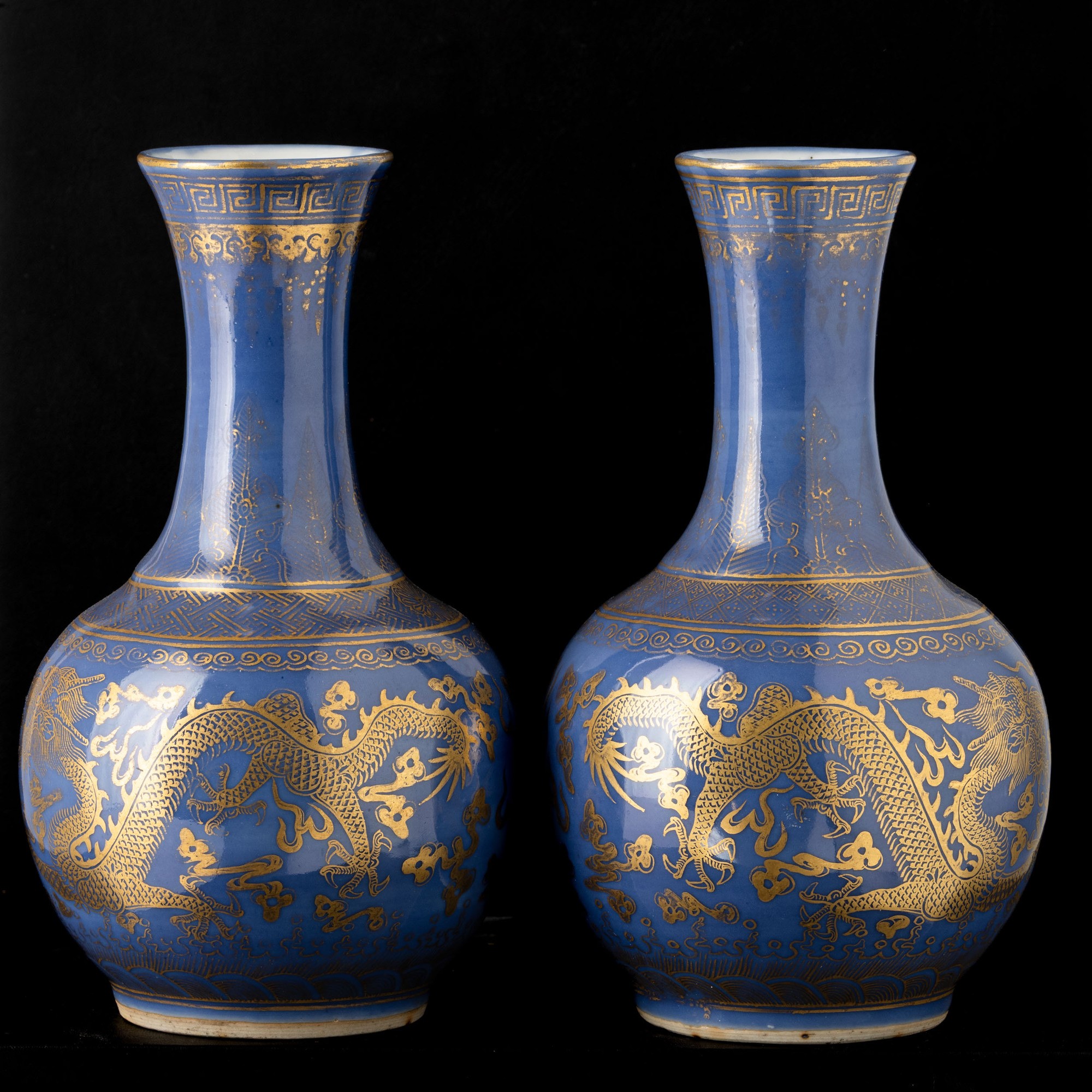 Cina (Dinastia Qing, periodo Guangxu), Coppia di vasi a bottiglia in porcellana con decoro in oro...