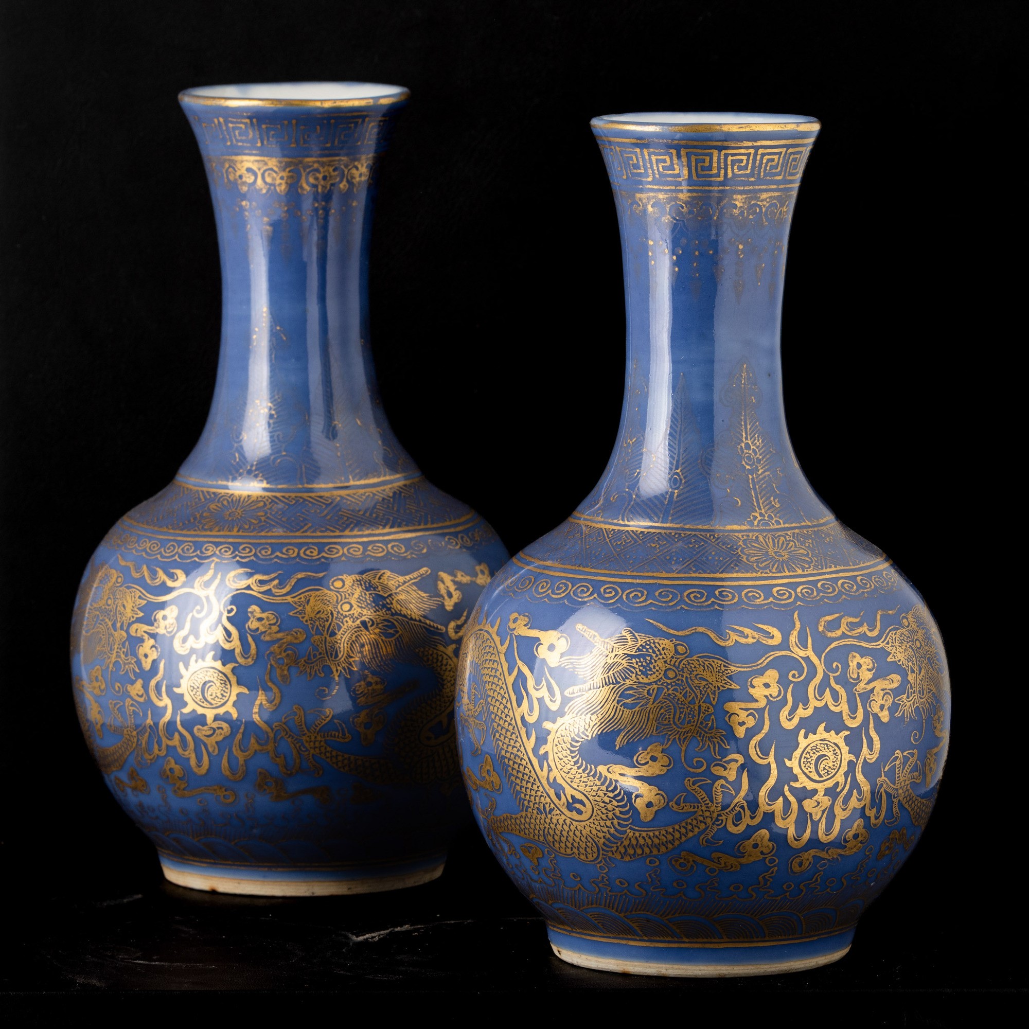 Cina (Dinastia Qing, periodo Guangxu), Coppia di vasi a bottiglia in porcellana con decoro in oro...