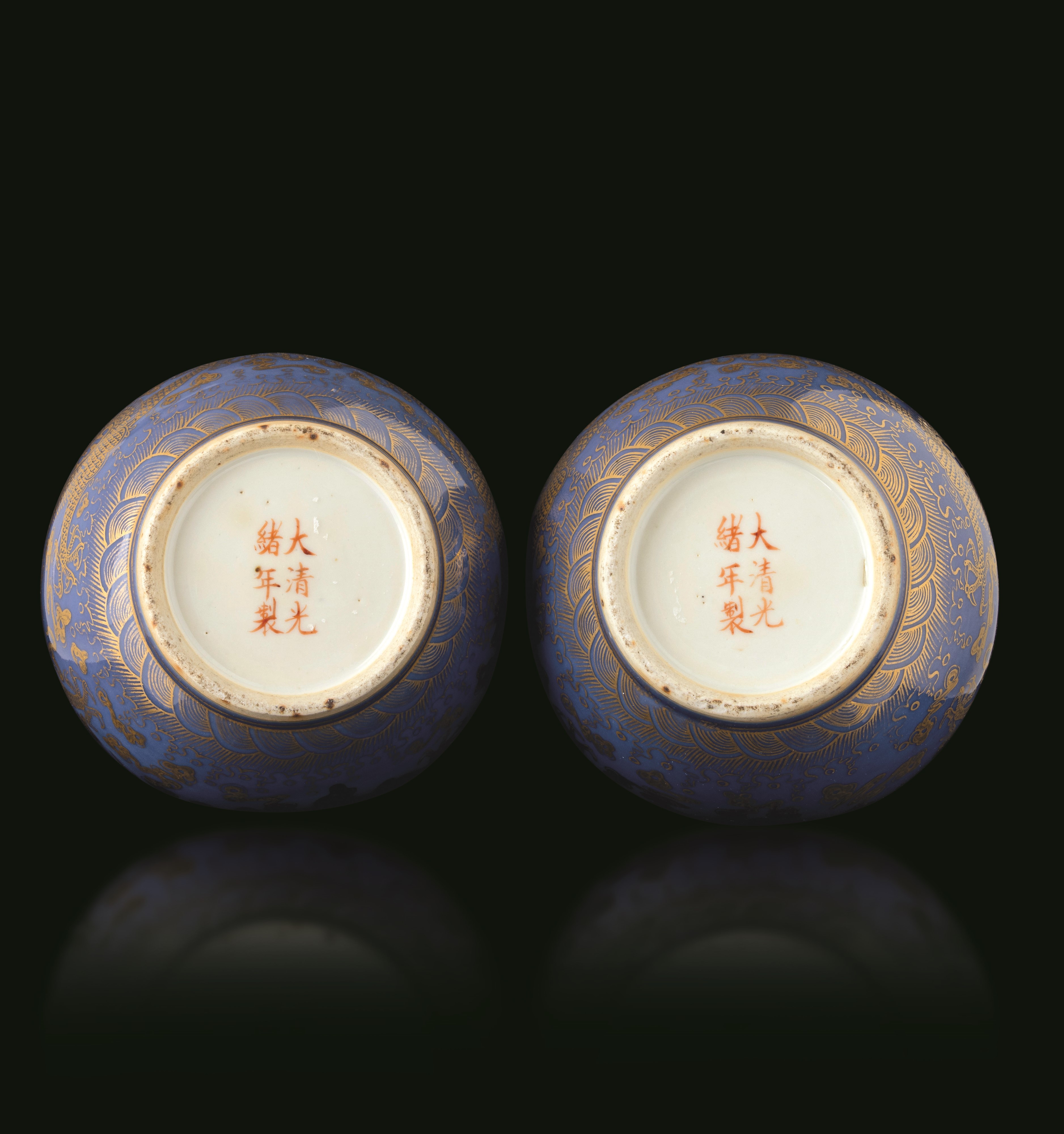Cina (Dinastia Qing, periodo Guangxu), Coppia di vasi a bottiglia in porcellana con decoro in oro...