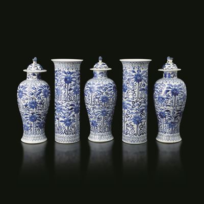 Lotto di vasi, porcellana bianca e blu con decori floreali, Cina, Dinastia Qing, XIX secolo (marc...