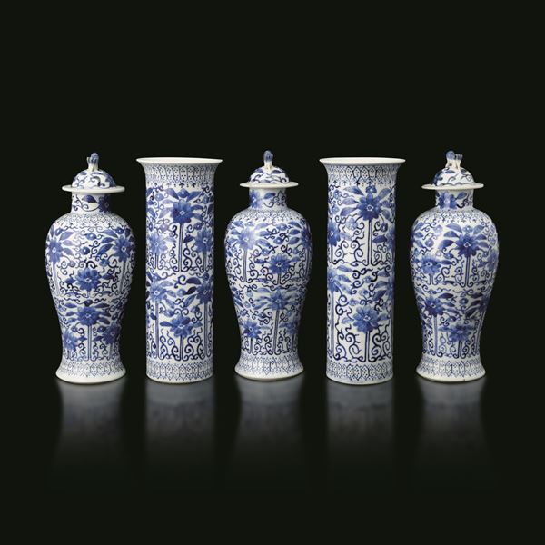 Lotto composto da cinque vasi in porcellana bianca e blu con decori a motivi floreali, Cina, Dinastia Qing, XIX secolo