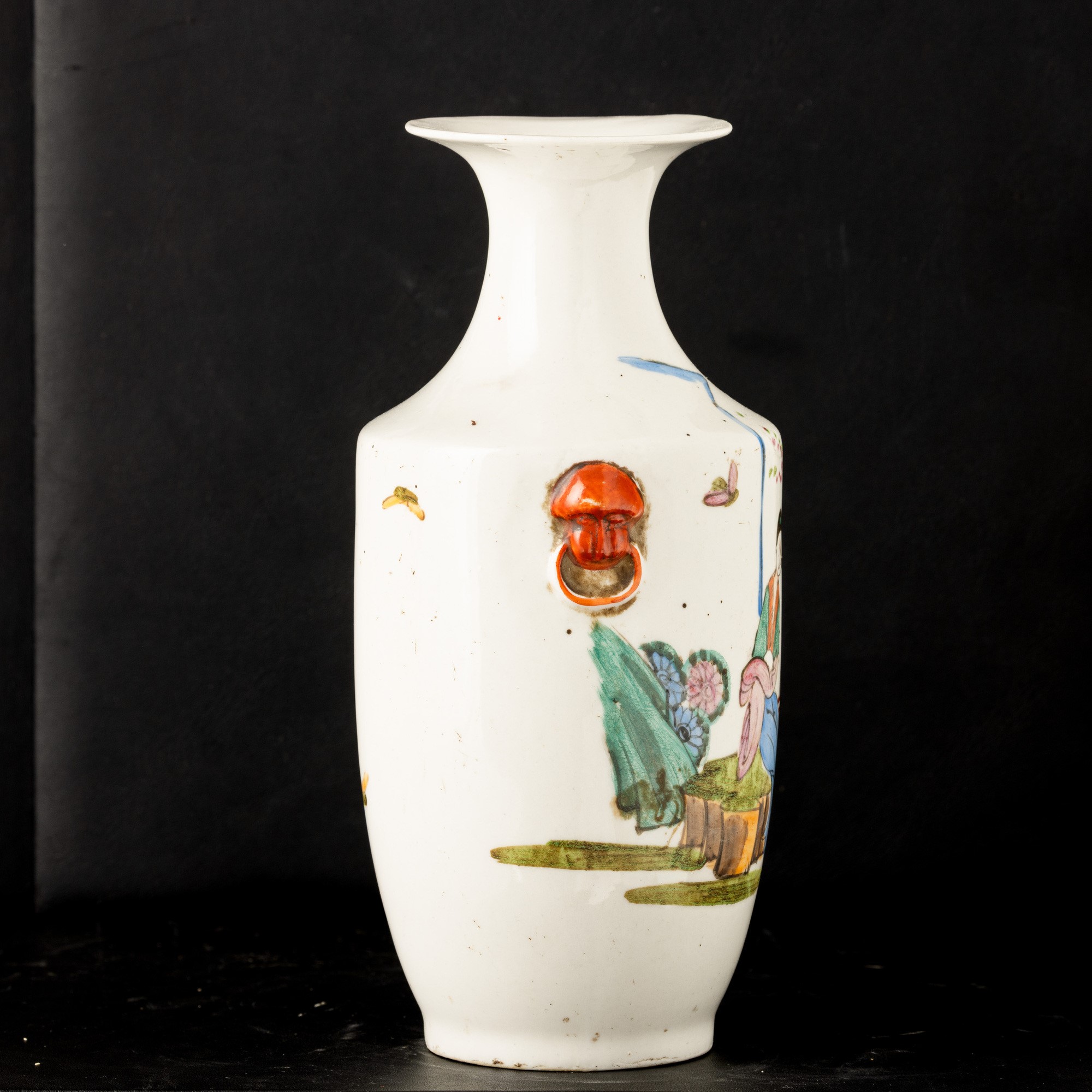 Cina, Dinastia Qing, Vasi e tazza con scena di vita comune e fanciulle, porcellana, XIX secolo