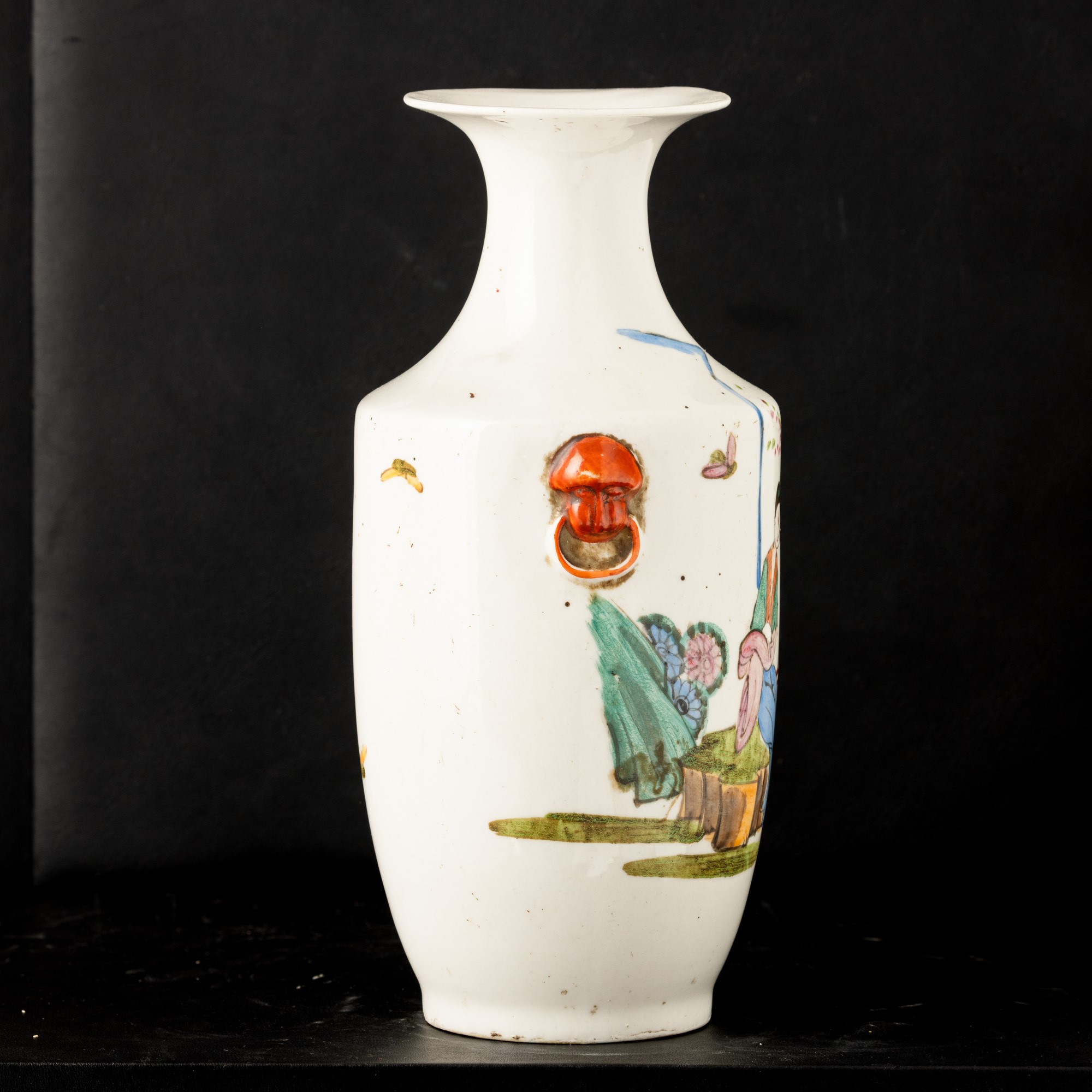 Cina, Dinastia Qing, Vasi e tazza con scena di vita comune e fanciulle, porcellana, XIX secolo