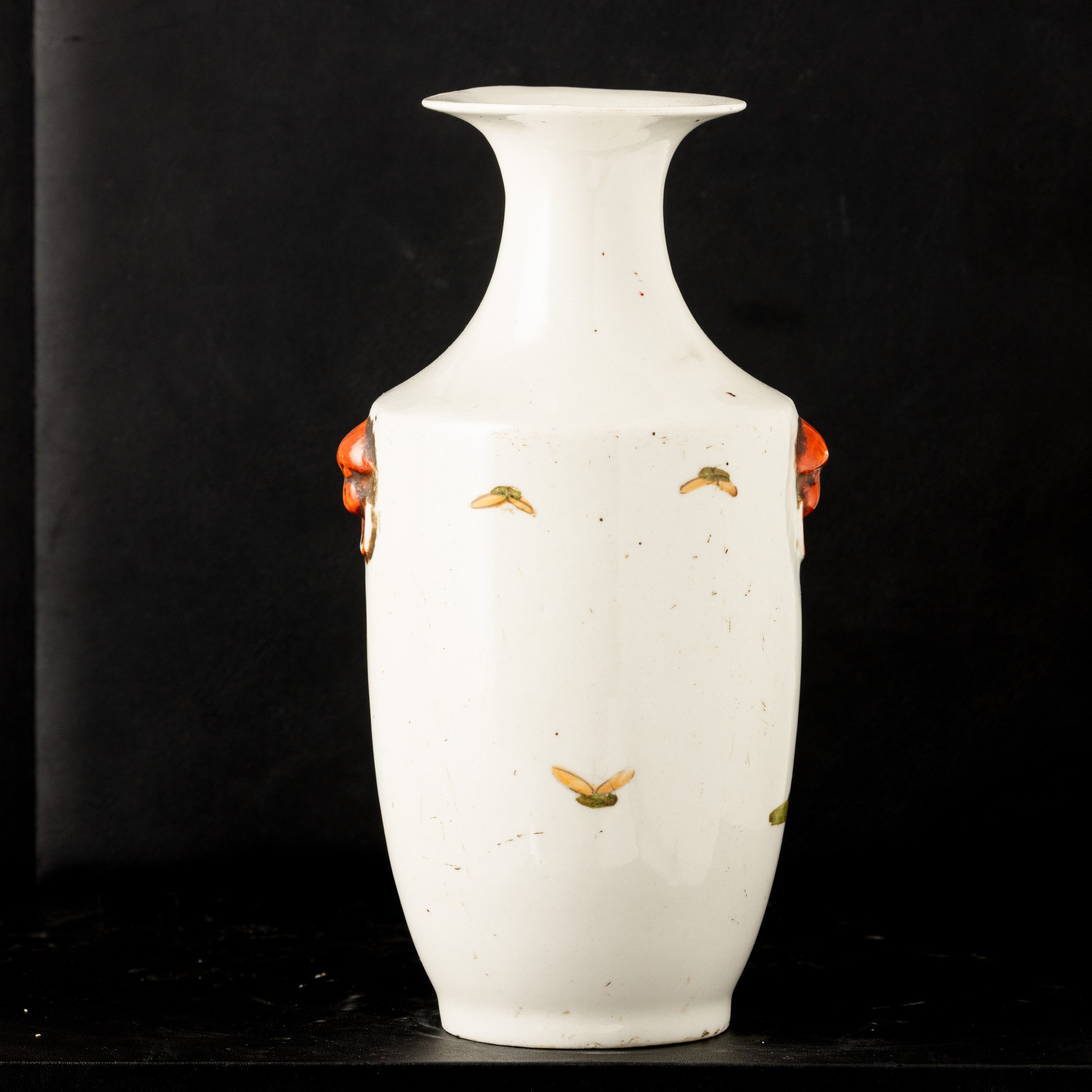 Cina, Dinastia Qing, Vasi e tazza con scena di vita comune e fanciulle, porcellana, XIX secolo