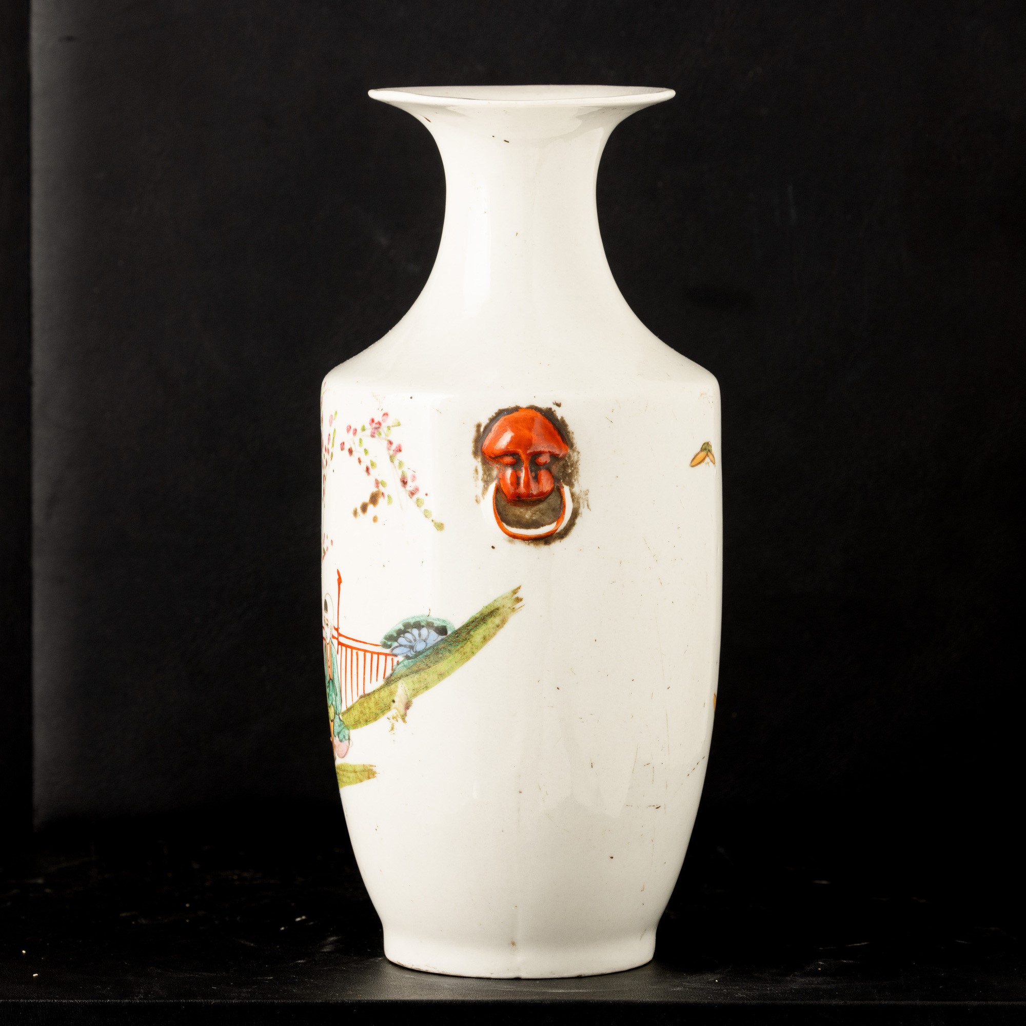 Cina, Dinastia Qing, Vasi e tazza con scena di vita comune e fanciulle, porcellana, XIX secolo
