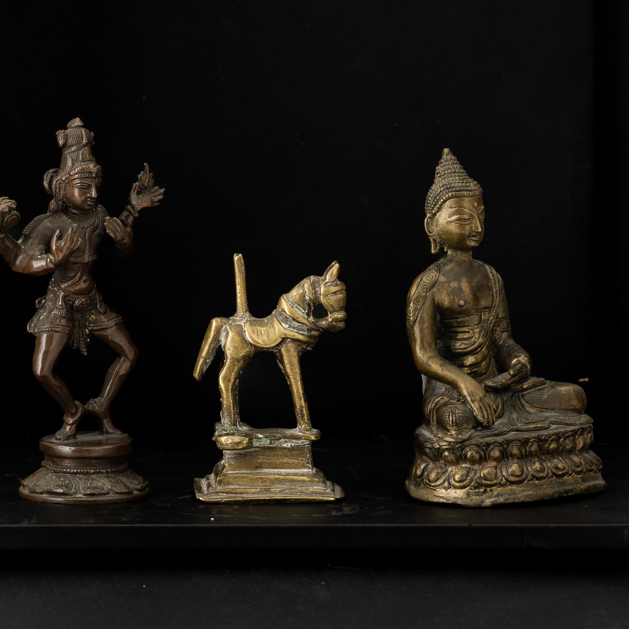 Lotto di tre figure in bronzo, Tibet e India, XIX secolo