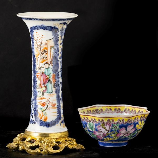 Lotto composta da vaso a tromba in porcellana con montatura in bronzo e ciotola in porcellana  con decori a motivi floreali, Cina, XX secolo