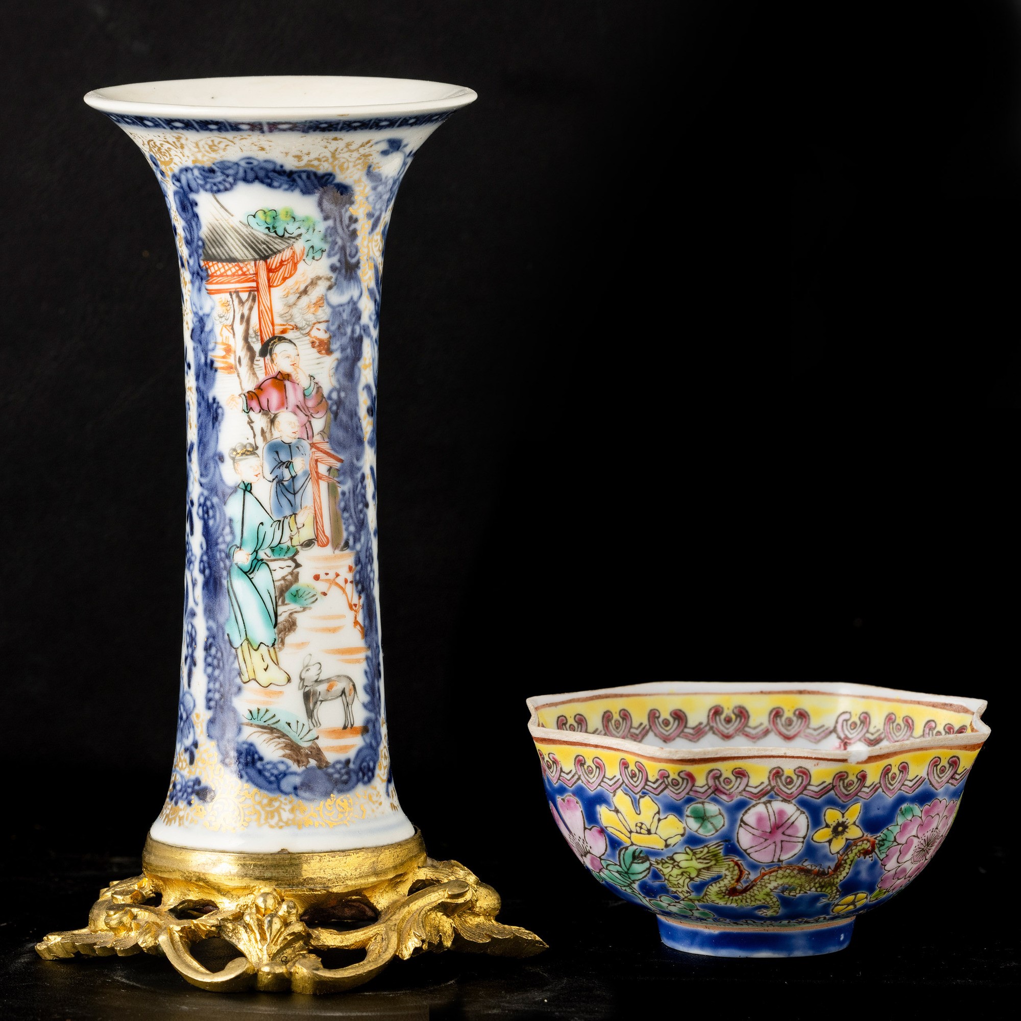Cina, Vaso a tromba in porcellana con montatura in bronzo e ciotola in porcellana con decori flor...
