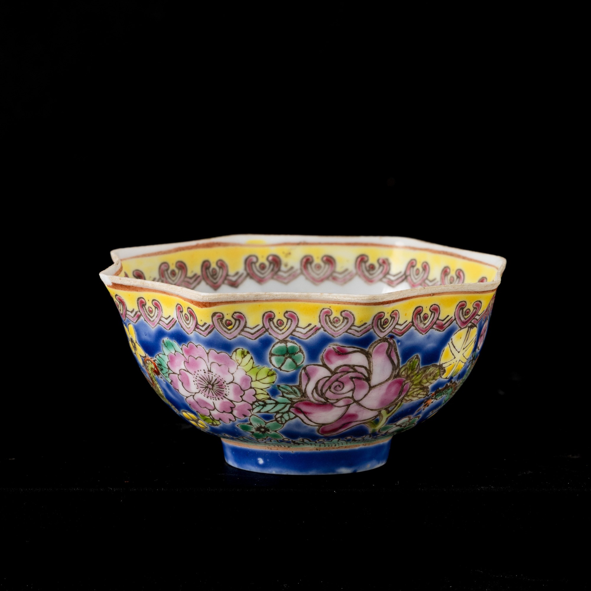 Cina, Vaso a tromba in porcellana con montatura in bronzo e ciotola in porcellana con decori flor...
