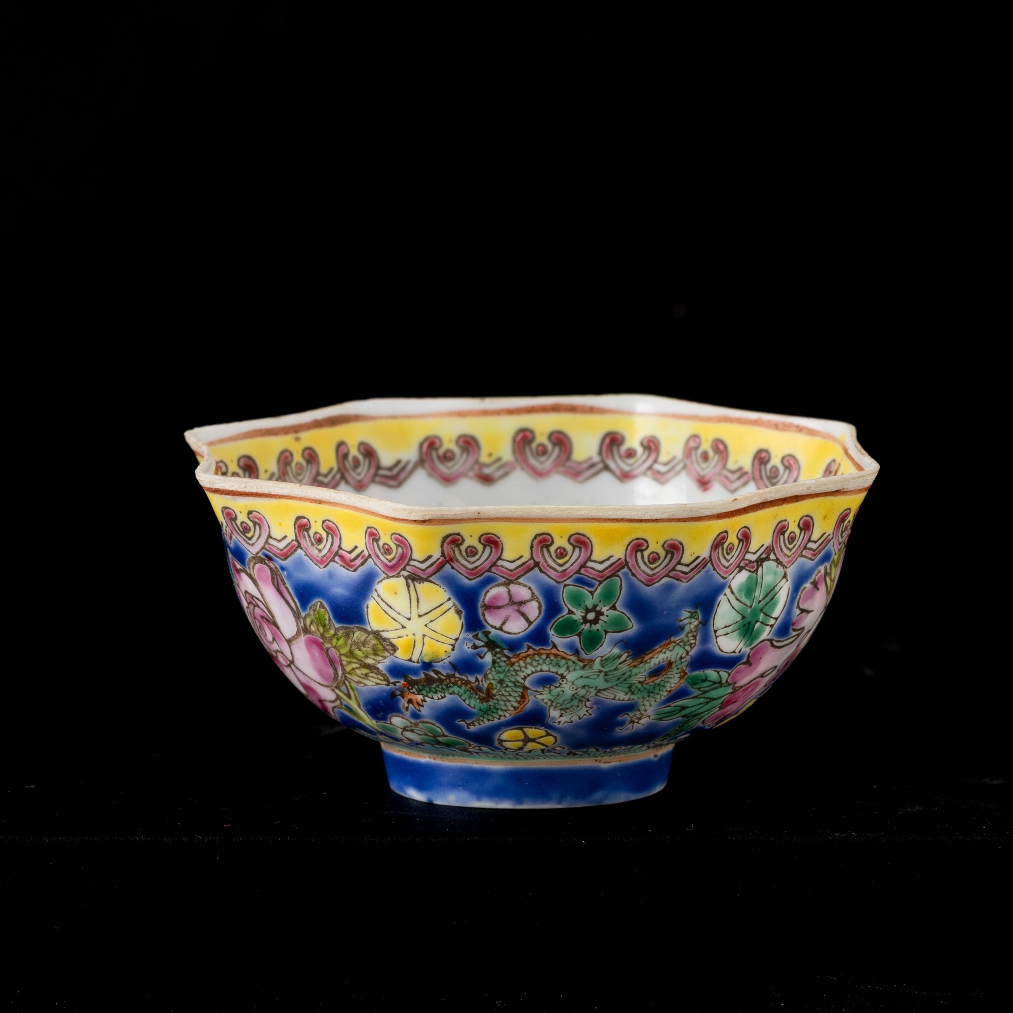 Cina, Vaso a tromba in porcellana con montatura in bronzo e ciotola in porcellana con decori flor...