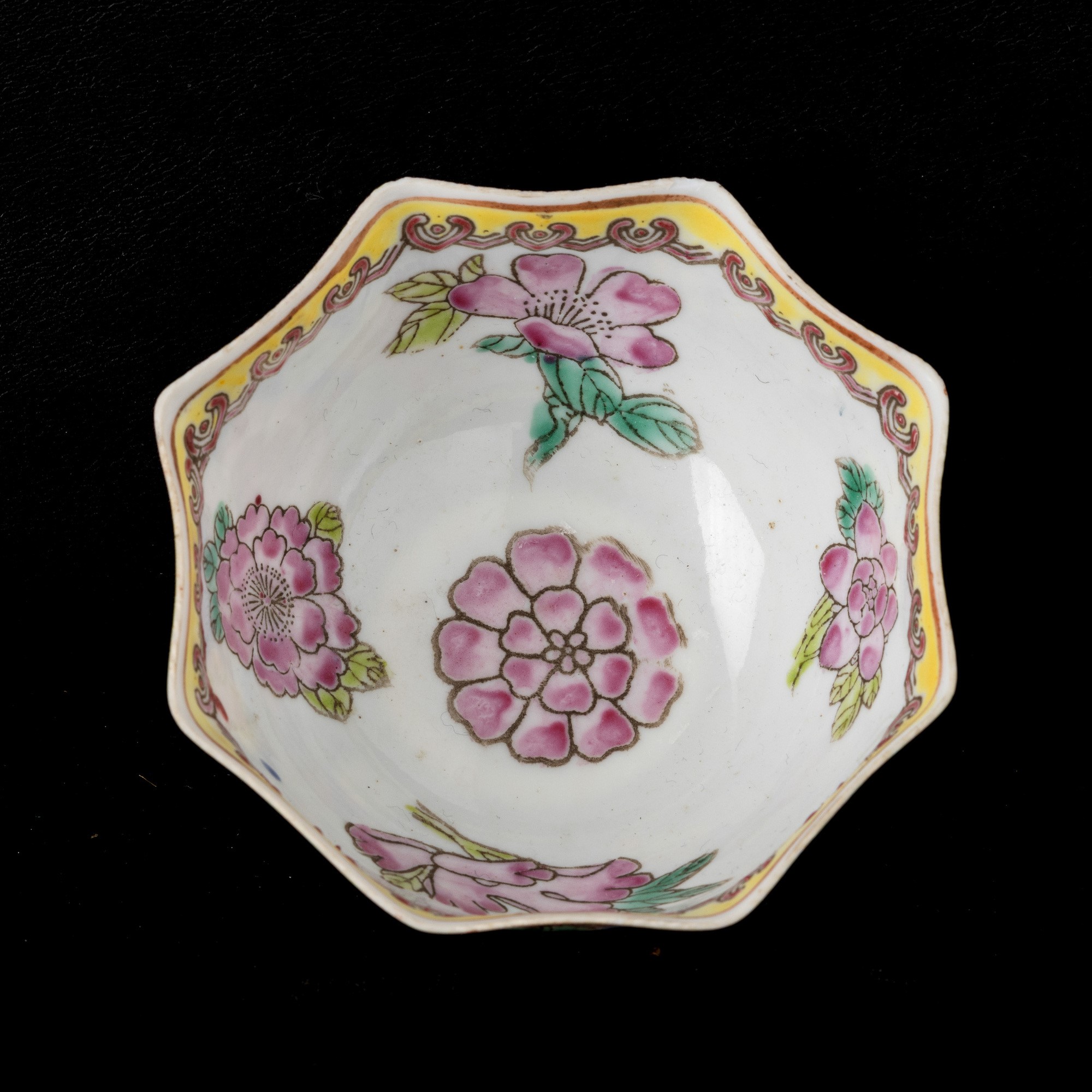 Cina, Vaso a tromba in porcellana con montatura in bronzo e ciotola in porcellana con decori flor...