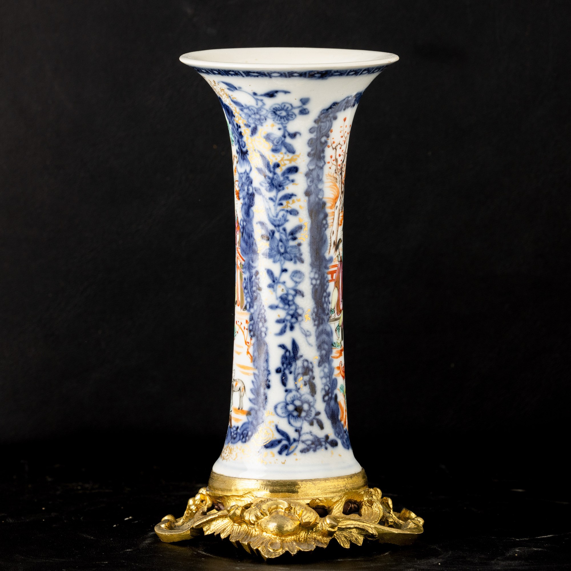 Cina, Vaso a tromba in porcellana con montatura in bronzo e ciotola in porcellana con decori flor...