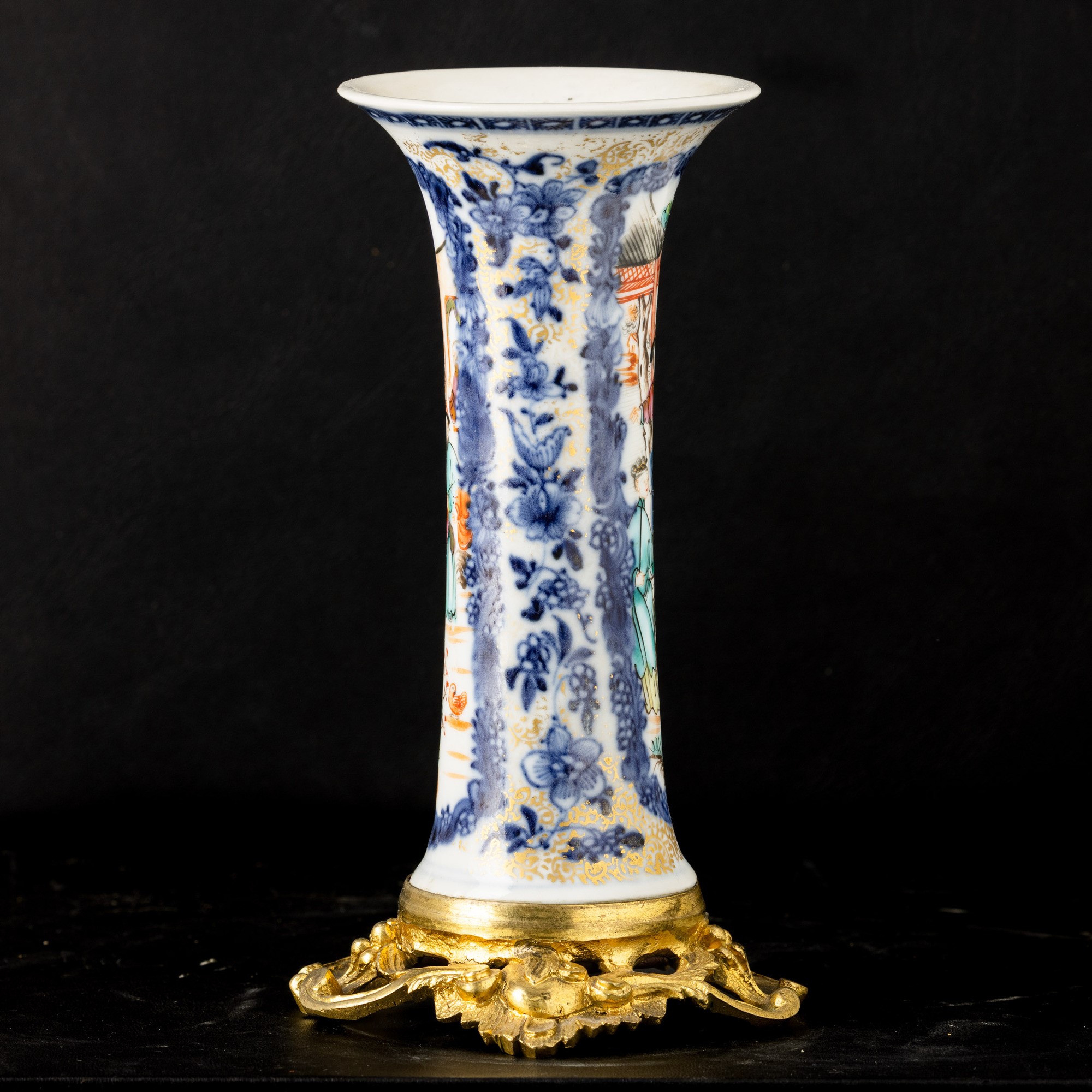 Cina, Vaso a tromba in porcellana con montatura in bronzo e ciotola in porcellana con decori flor...