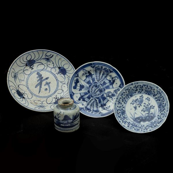 Lotto composto da tre piatti e calamaio in porcellana bianca e blu, Cina, XIX e XX secolo