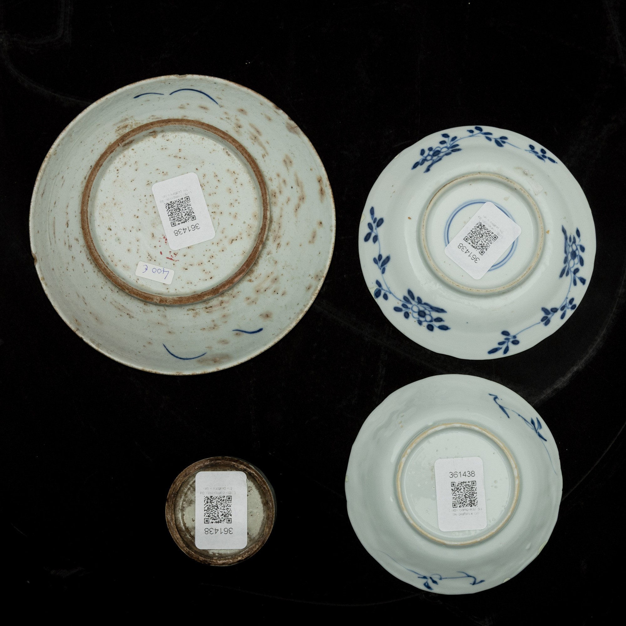 Cina, Tre piatti e calamaio in porcellana bianca e blu (famiglia blu), XIX-XX secolo