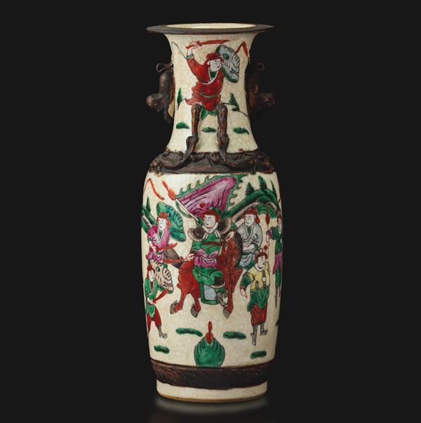 Vaso in porcellana Famiglia Rosa craquelé raffigurante scena di battaglia con decori a rilievo, Cina, Dinastia Qing, XIX secolo